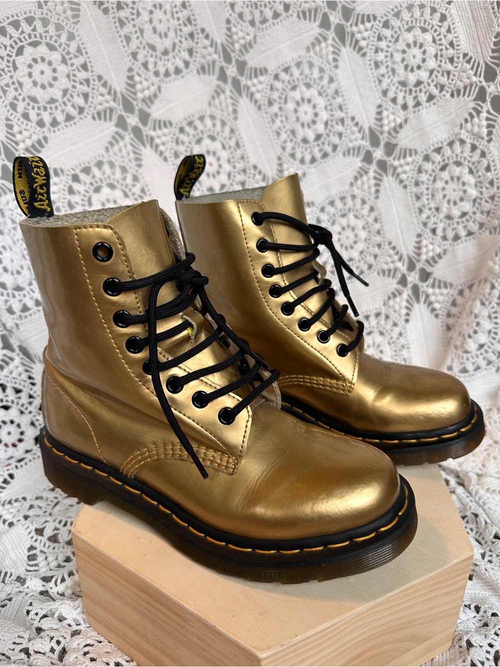Rare Dr. Martens 1460 Pascal 8-Eye Boots – Metallic Gold Spectra Patent Size 6